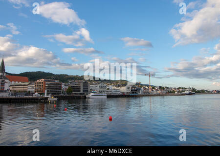 Vue sur la mer de Molde, Norvège. Molde est une ville et une municipalité située dans le comté de Møre og Romsdal dans l'ouest de la Norvège. Banque D'Images