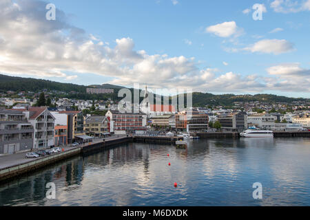 Vue sur la mer de Molde, Norvège. Molde est une ville et une municipalité située dans le comté de Møre og Romsdal dans l'ouest de la Norvège. Banque D'Images