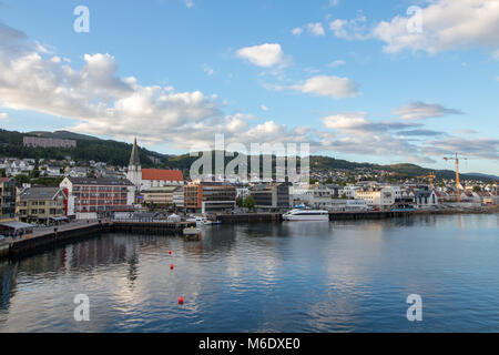 Vue sur la mer de Molde, Norvège. Molde est une ville et une municipalité située dans le comté de Møre og Romsdal dans l'ouest de la Norvège. Banque D'Images