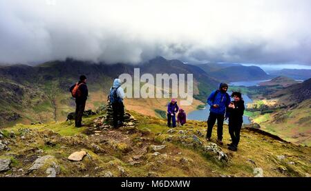 Randonneurs sur le sommet d'Fleetwith Pike le 15 avril 2017 Banque D'Images