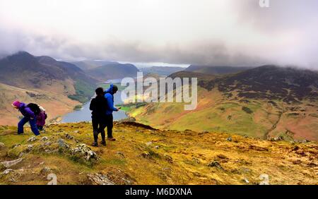 Randonneurs sur le sommet d'Fleetwith Pike le 15 avril 2017 Banque D'Images