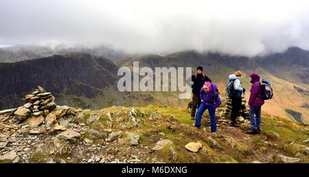 Randonneurs sur le sommet d'Fleetwith Pike le 15 avril 2017 Banque D'Images