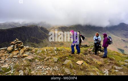 Randonneurs sur le sommet d'Fleetwith Pike le 15 avril 2017 Banque D'Images