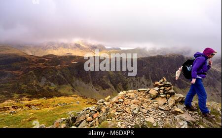 Randonneurs sur le sommet d'Fleetwith Pike le 15 avril 2017 Banque D'Images