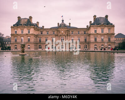 Paris, France - 7 janvier 2018 : vue sur le palais du Luxembourg, à l'intérieur du jardin public du même nom, l'une des plus importantes de Paris. Banque D'Images