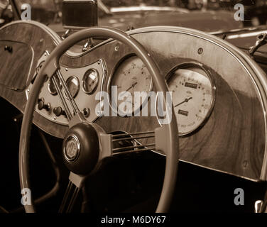 Vérone, Italie - 09 mai, 2015 détails : Planche de bord d'une vieille voiture d'époque. Banque D'Images