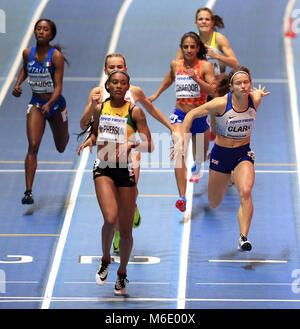 Great Britain's Zoey Clark (à droite) sur sa façon de terminer deuxième dans la Women's 400m 2 au cours de la deuxième journée des Championnats du Monde Indoor de l'IAAF 2018 à l'Arena de Birmingham. Banque D'Images