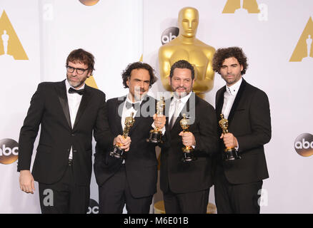 Nicolas Giacobone, Alejandro G. Inarritu, Alexander Dinelaris et Armando Bo 128 à la 87e cérémonie des Oscars annuelle au Dolby Theatre de Los Angeles.Nicolas Giacobone, Alejandro G. Inarritu, Alexander Dinelaris et Armando Bo 128 87e académie des Oscars 2015. Trophée Oscar, Oscar Press Room 2015, vainqueur du trophée en 2015, avec la statue d'Oscar 2015 87e Oscars Salle de presse Banque D'Images