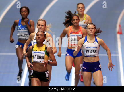 Great Britain's Zoey Clark (à droite) sur sa façon de terminer deuxième dans la Women's 400m 2 au cours de la deuxième journée des Championnats du Monde Indoor de l'IAAF 2018 à l'Arena de Birmingham. Banque D'Images