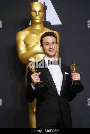 Justin Hurwitz 400 89e Academy Awards (Oscars), salle de presse au Dolby Theatre de Los Angeles. 26 février 2017.Justin Hurwitz 400 89e académie des Oscars 2017. Trophée Oscar, Oscar Press Room 2017, vainqueur du trophée en 2017, avec la statue d'Oscar 2017 89e Oscars Salle de presse Banque D'Images