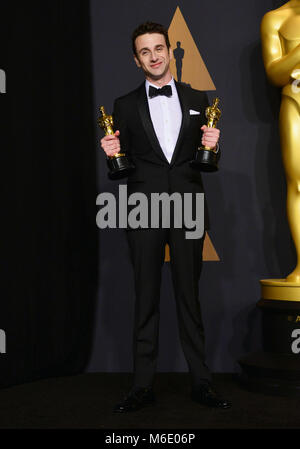 Justin Hurwitz 401 89e Academy Awards (Oscars), salle de presse au Dolby Theatre de Los Angeles. 26 février 2017.Justin Hurwitz 401 89e académie des Oscars 2017. Trophée Oscar, Oscar Press Room 2017, vainqueur du trophée en 2017, avec la statue d'Oscar 2017 89e Oscars Salle de presse Banque D'Images