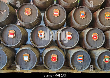 Jerez De La Frontera, Espagne - 26 mai 2015 : barils avec Sherry dans Bodegas (cave) Tio Pepe à Jerez, connue comme la capitale mondiale du vin de Xérès. Banque D'Images