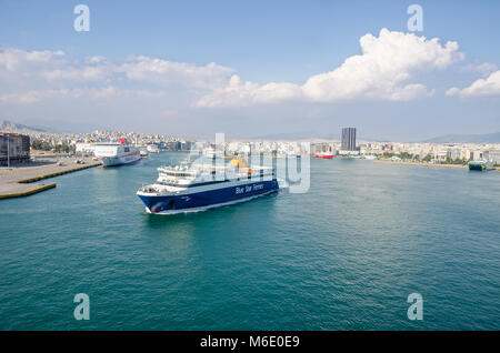 Port du Pirée, Grèce - Mai 30, 2017 : vue panoramique du port du Pirée avec ferry boats et avec le Pirée De La Tour, le bâtiment de l'espace maritime Re Banque D'Images