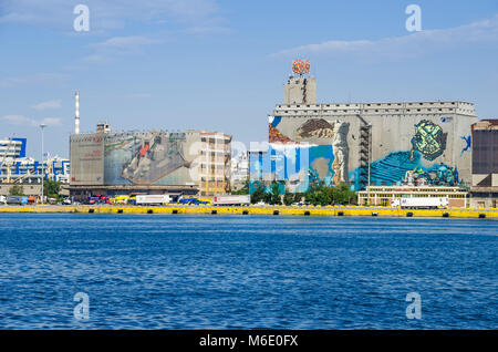 Port du Pirée, Grèce - Mai 30, 2017 : Silo et cales sèches bâtiments avec la peinture du mur près de Silos Ietioneias Côte avec son musée flottant 'Hôtel Banque D'Images