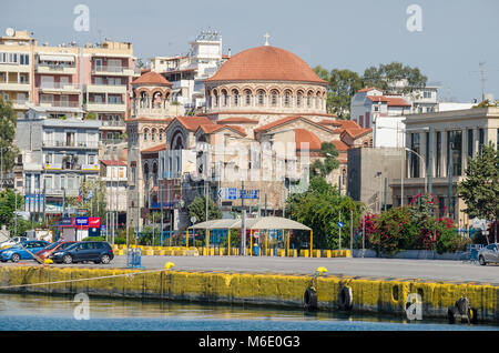 Port du Pirée, Grèce - Mai 30, 2017 : la cathédrale Holy Trinity (en grec), Aghia Triada un rythme byzantin église avec un immense dôme Banque D'Images