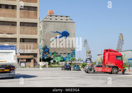 Port du Pirée, Grèce - Mai 30, 2017 : Silo et cales sèches bâtiments avec la peinture du mur près de Silos Ietioneias Côte avec son musée flottant 'Hôtel Banque D'Images