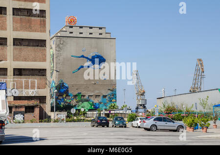 Port du Pirée, Grèce - Mai 30, 2017 : Silo et cales sèches bâtiments avec la peinture du mur près de Silos Ietioneias Côte avec son musée flottant Banque D'Images