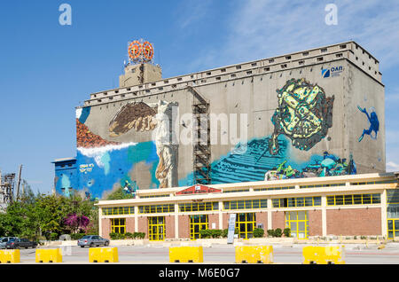 Port du Pirée, Grèce - Mai 30, 2017 : peinture murale sur l'un de l'ancien silo et cales sèches bâtiments dans la zone industrielle de silos d'Authenticité Ietioneias Banque D'Images