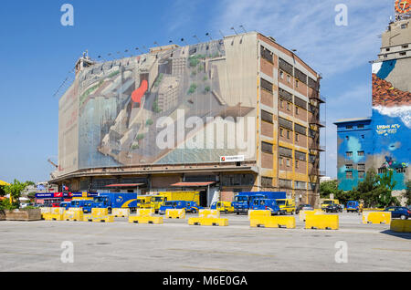 Port du Pirée, Grèce - Mai 30, 2017 : peinture murale sur l'un de l'ancien silo et cales sèches bâtiments dans la zone industrielle de silos d'Authenticité Ietioneias Banque D'Images