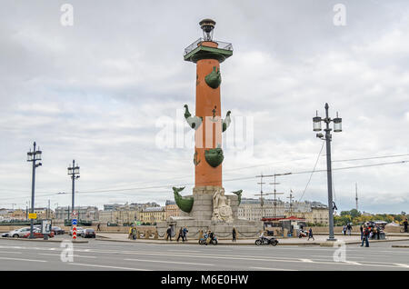 Saint Petersburg, Russie - Septembre 25 , 2016 : l'une des Colonnes rostrales avec ancrages de bronze et quatre paires de proues de bateau en bronze (rostre) Banque D'Images