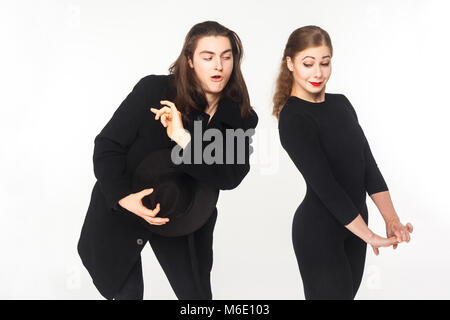 Homme espiègle flirter avec confus cute woman. Concept d'amour. Studio shot Banque D'Images