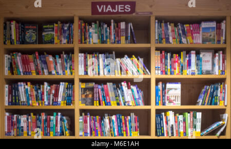 Badajoz, Espagne - août 9th, 2017 : Librairie afficher plein de Guides et cartes touristiques. Arrière-plan flou artistique Banque D'Images