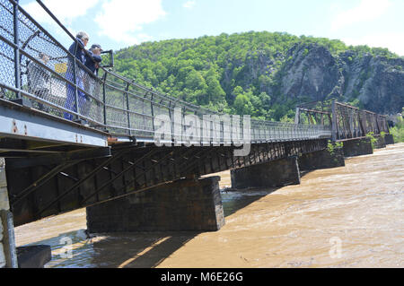 Vue de dessus. En raison d'inondations, la passerelle de l'autre côté de la rivière Potomac était fermé. L'on voit ici sont des visiteurs observant la rivière Potomac à presque tout en vous tenant à côté de la porte fermée. Banque D'Images