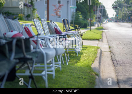 Rangée de chaises vides ont mis en évidence le long de la rue au début de quatrième de juillet parade Banque D'Images