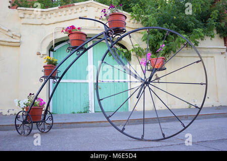 Décoration sur le vélo et de la rue des fleurs Banque D'Images