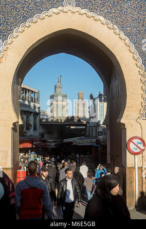 La porte Bab Bou Jeloud, en arrière-plan à droite minaret de Sidi, Lazaze à gauche minaret de la Medersa Bou Inania, Médina Fès,Maroc. Banque D'Images