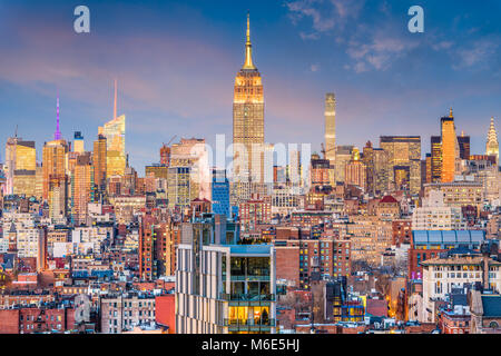 La ville de New York, USA Manhattan skyline at Dusk. Banque D'Images