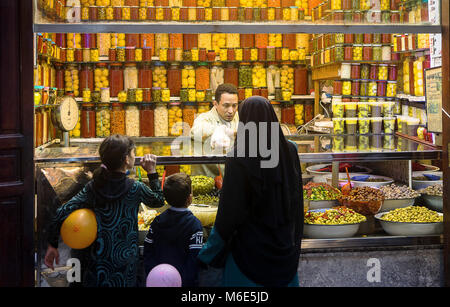 Talaa Kebira pickle store, rue, Médina, Fès. Maroc Banque D'Images