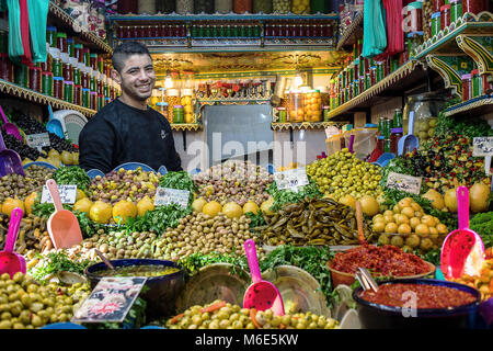 Talaa Kebira Pickle store, rue, Médina, Fès. Maroc Banque D'Images