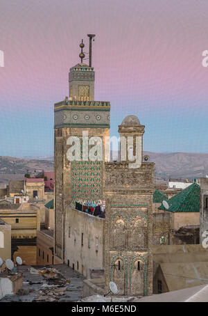 Droit au minaret de Sidi, Lazaze à gauche minaret de la Medersa Bou Inania, Medina, FES, Maroc Banque D'Images