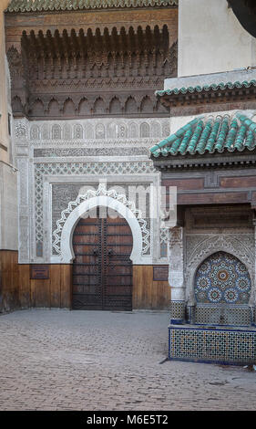 Placer un-Nejjarine. En arrière-plan, la porte marron est l'Art et l'artisanat bois Museum . Fès.Maroc Banque D'Images
