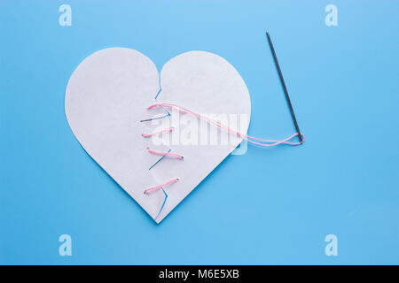 Healing broken heart. aiguille avec fil rose Banque D'Images