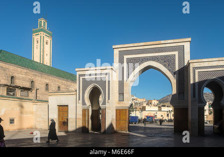 La porte Bab R'CIF et la mosquée R'CIF, en R'CIF Square, porte de quart andalou, Medina, FES, Maroc. Banque D'Images