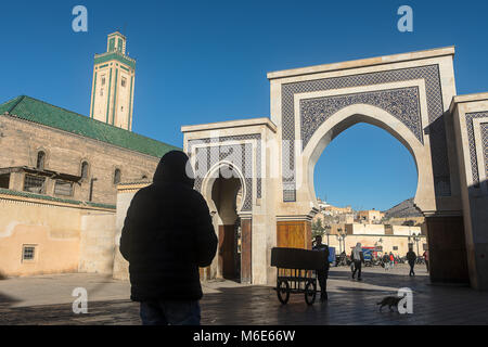 La porte Bab R'CIF et la mosquée R'CIF, en R'CIF Square, porte de quart andalou, Medina, FES, Maroc. Banque D'Images