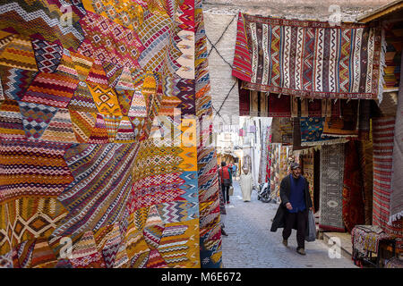 Boutique de tapis, dans la rue Talaa Kebira, Fès médina,. Maroc Banque D'Images