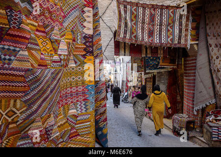 Boutique de tapis, dans la rue Talaa Kebira, Fès médina,. Maroc Banque D'Images