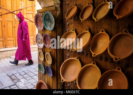 Poterie et céramique boutique, dans la rue Talaa Kebira, Médina, à Fès. Maroc Banque D'Images