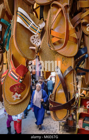 Sandales boutique, Talaa Kebira street, Médina, Fès. Maroc Banque D'Images