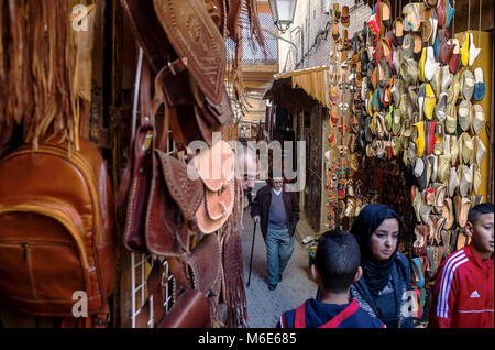 Boutiques de souvenirs, Talaa Kebira street, Médina, Fès. Maroc Banque D'Images