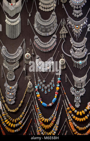 Pendentifs et boucles d'oreilles traditionnelles en vente, Talaa Kebira street, Médina, Fès. Maroc Banque D'Images