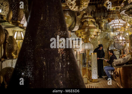 Lanternes en laiton boutique, près de la place Seffarine, Médina, à Fès. Maroc Banque D'Images