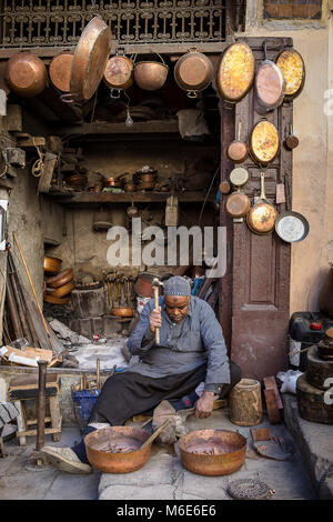 Métallier, atelier à l'endroit comme Seffarine. Fès.Maroc Banque D'Images