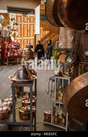 Souk de laiton, comme Place Seffarine, Médina. Fès.Maroc Banque D'Images