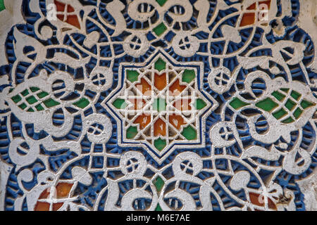 Détail de l'ornementation, plâtre, cour de Zaouia (Tombeau) de Moulay Idriss II, Médina, à Fès. Maroc Banque D'Images