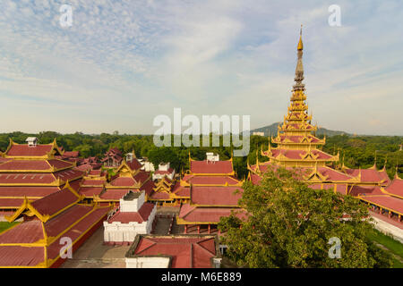 Palais de Mandalay Mandalay : : Vue du palais de guet Myin Nan, tour de la grande salle des audiences et de Mandalay Hill, , Région de Mandalay, Myanmar (Birmanie) Banque D'Images