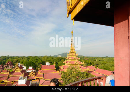 Palais de Mandalay Mandalay : : Vue du palais de guet Myin Nan, tour de la grande salle des audiences et de Mandalay Hill, , Région de Mandalay, Myanmar (Birmanie) Banque D'Images